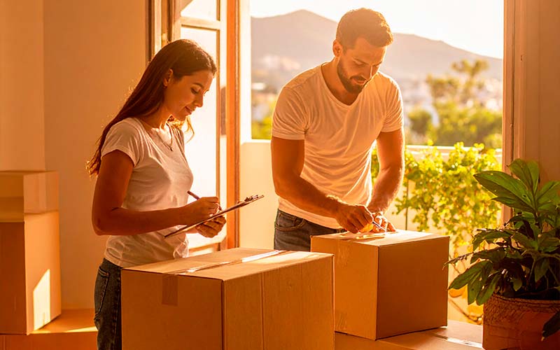 Familia organizando una mudanza en Granada con cajas y muebles